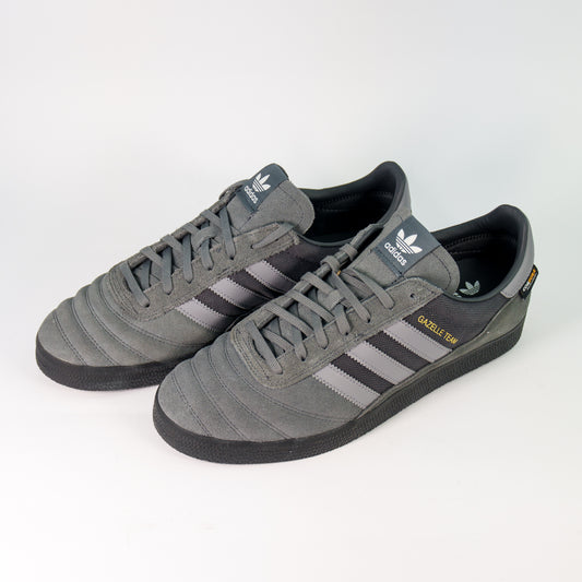 Пара кросівок Adidas Gazelle Team Cordura Grey на чорній підошві — ракурс три чверті спереду