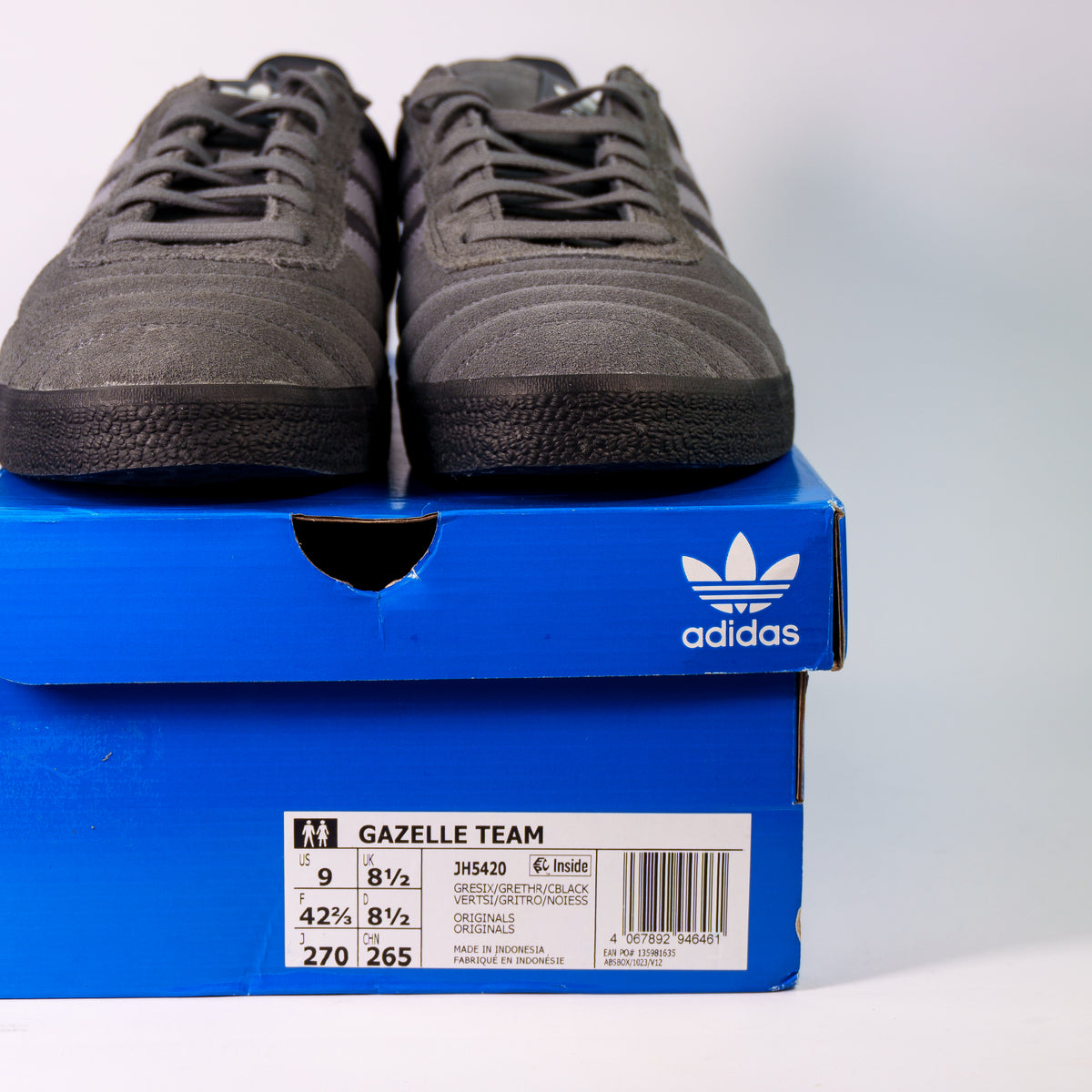 Adidas Gazelle Team Cordura Grey на синій коробці Adidas Originals з етикеткою JH5420