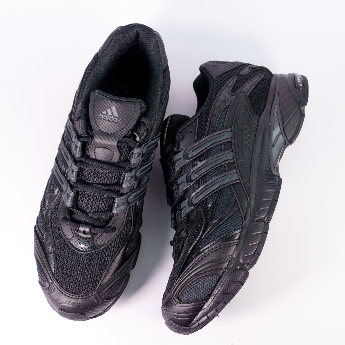 Пара Adidas Temper Run 2.0 чорні згори: сітчастий верх, шкіряні накладки і лого на язичку