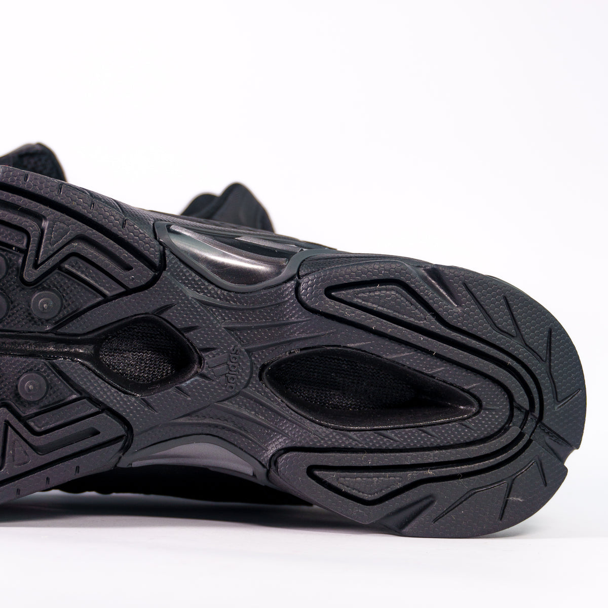 Підошва Adidas Temper Run 2.0 Full Black крупним планом — протектор і вставка Torsion
