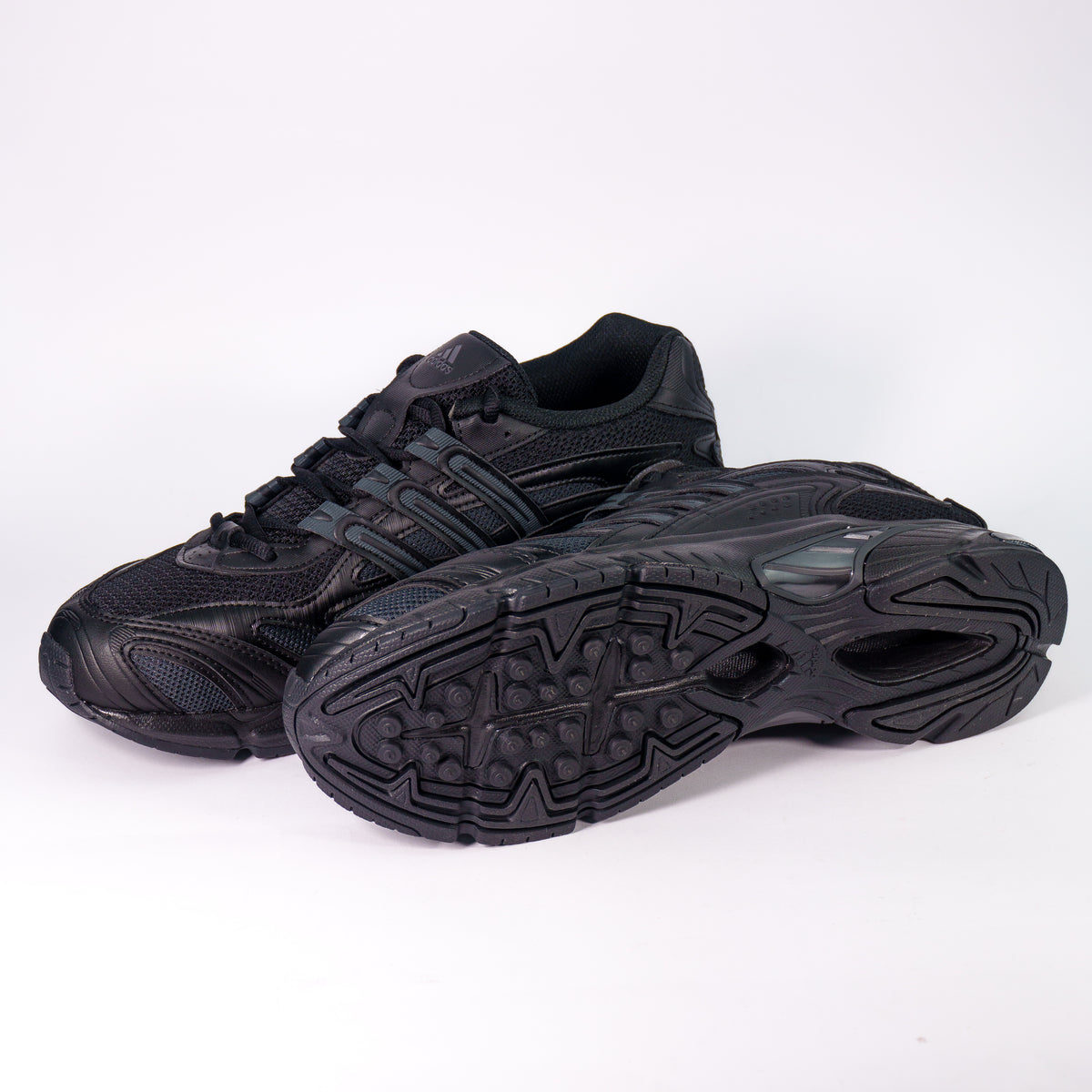 Adidas Temper Run 2.0 Full Black збоку і перевернутий кросівок з рельєфною підошвою
