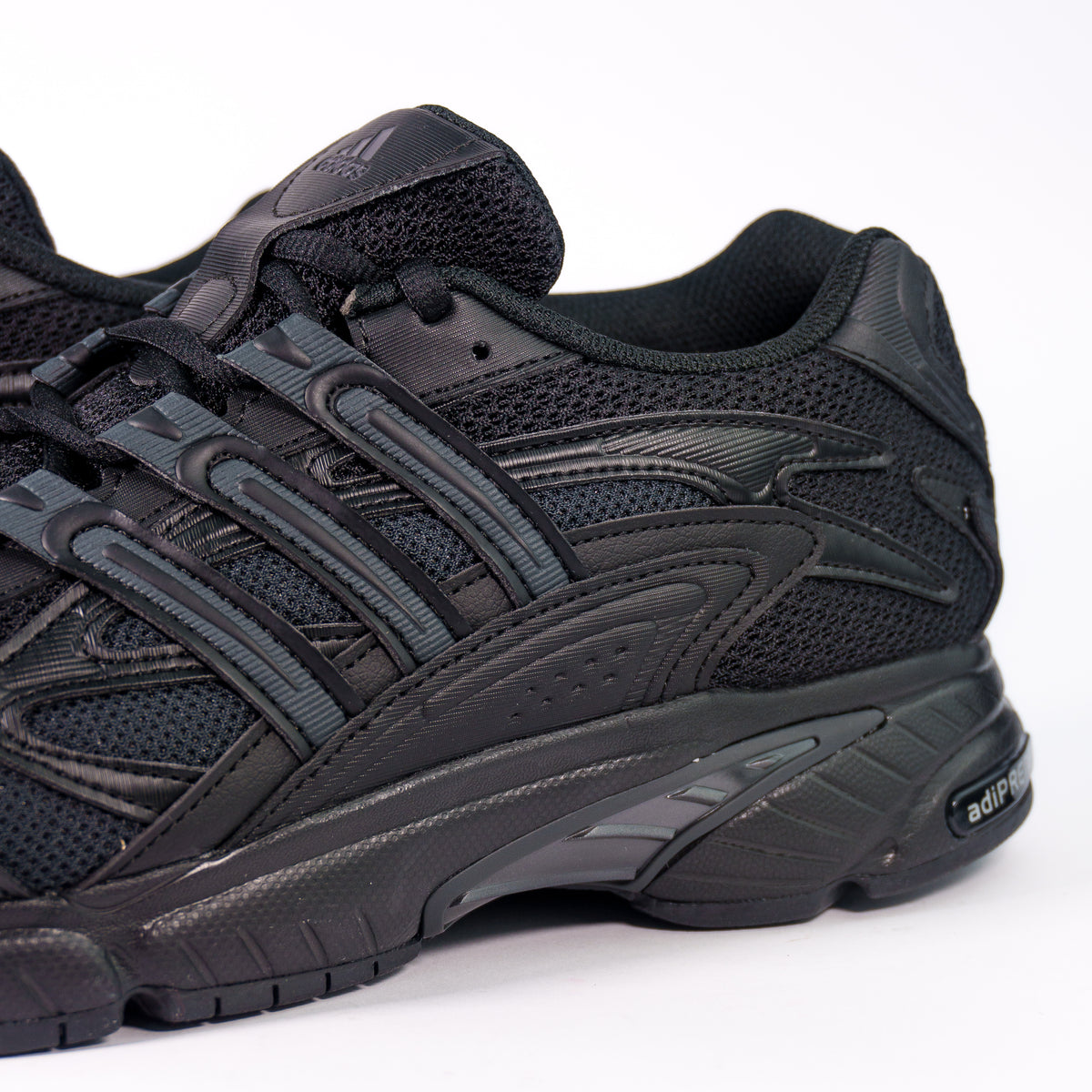 Бічна панель Adidas Temper Run 2.0 зблизька: три смужки, сітка і маркування adiPRENE