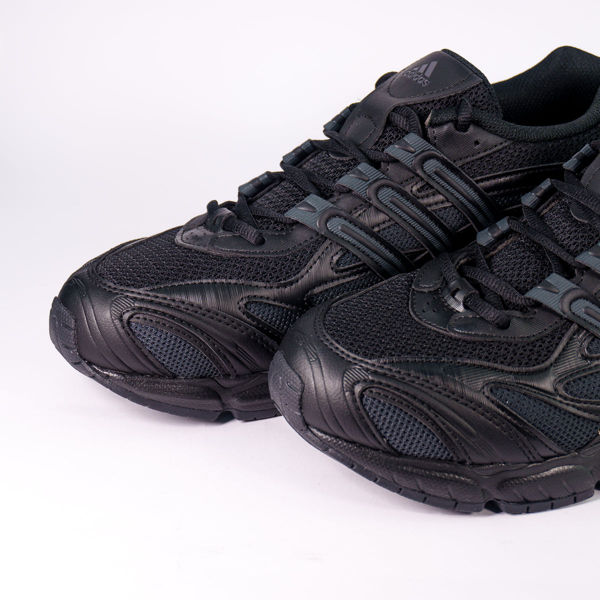 Носки Adidas Temper Run 2.0 Full Black з чорної сітки та шкіряних накладок крупним планом