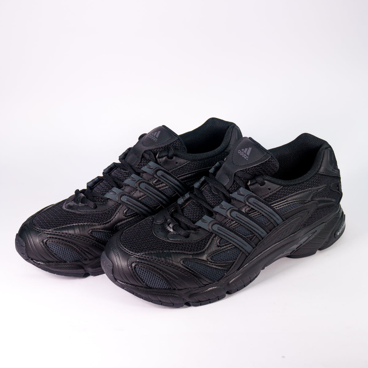 Пара ретро-кросівок Adidas Temper Run 2.0 Full Black — ракурс три чверті спереду