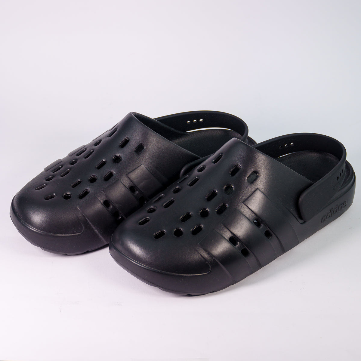 Тапочки Adidas Adilette Clog 2.0 Full Black — пара три чверті спереду, перфорований верх