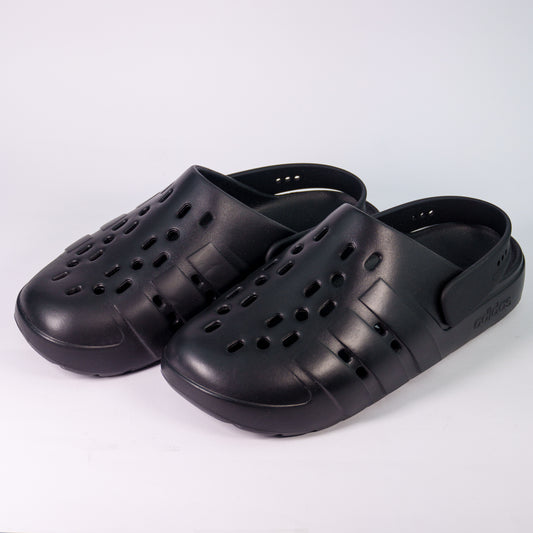 Тапочки Adidas Adilette Clog 2.0 Full Black — пара три чверті спереду, перфорований верх