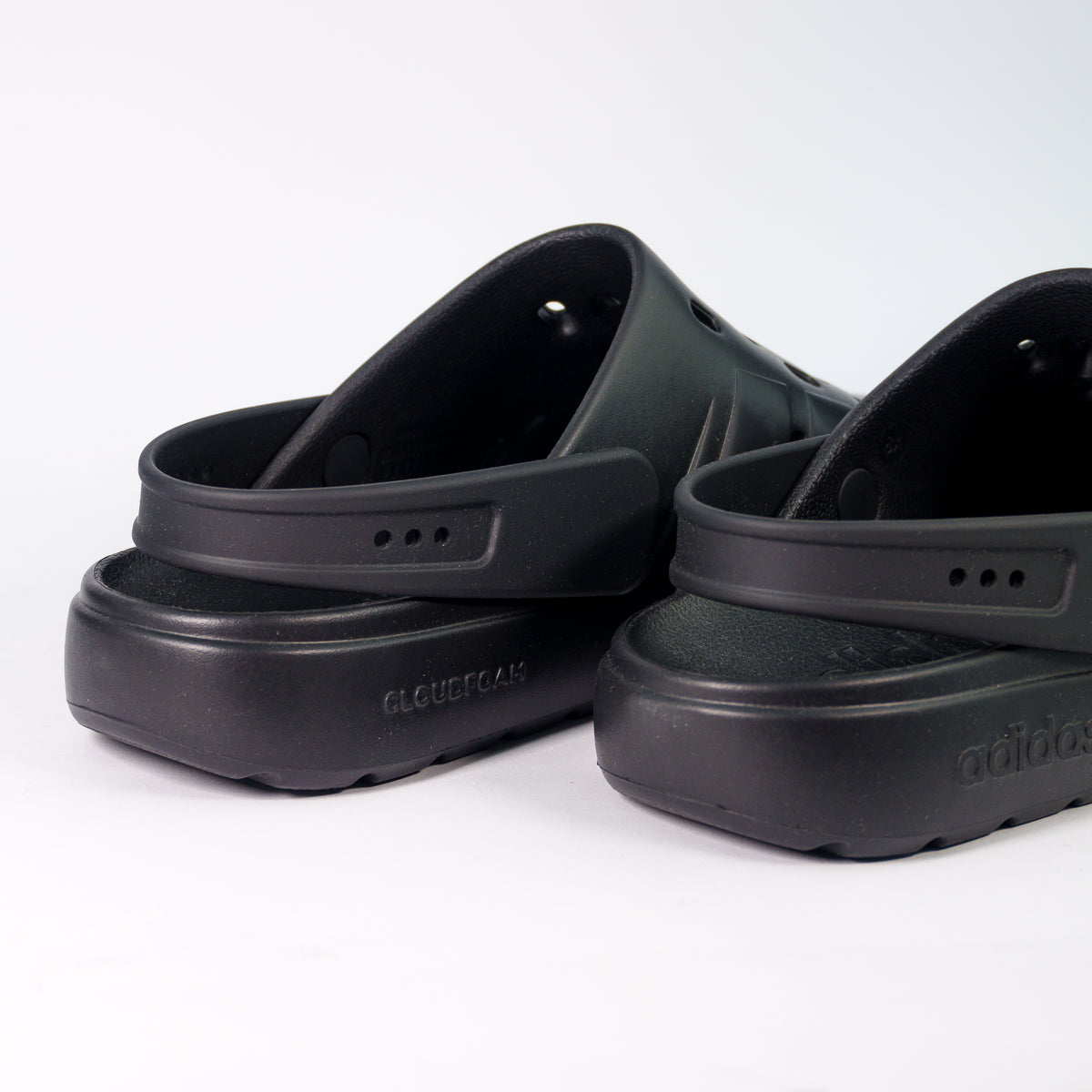Adidas Adilette Clog 2.0 вид ззаду: регульований п'ятковий ремінець і маркування Cloudfoam на підошві