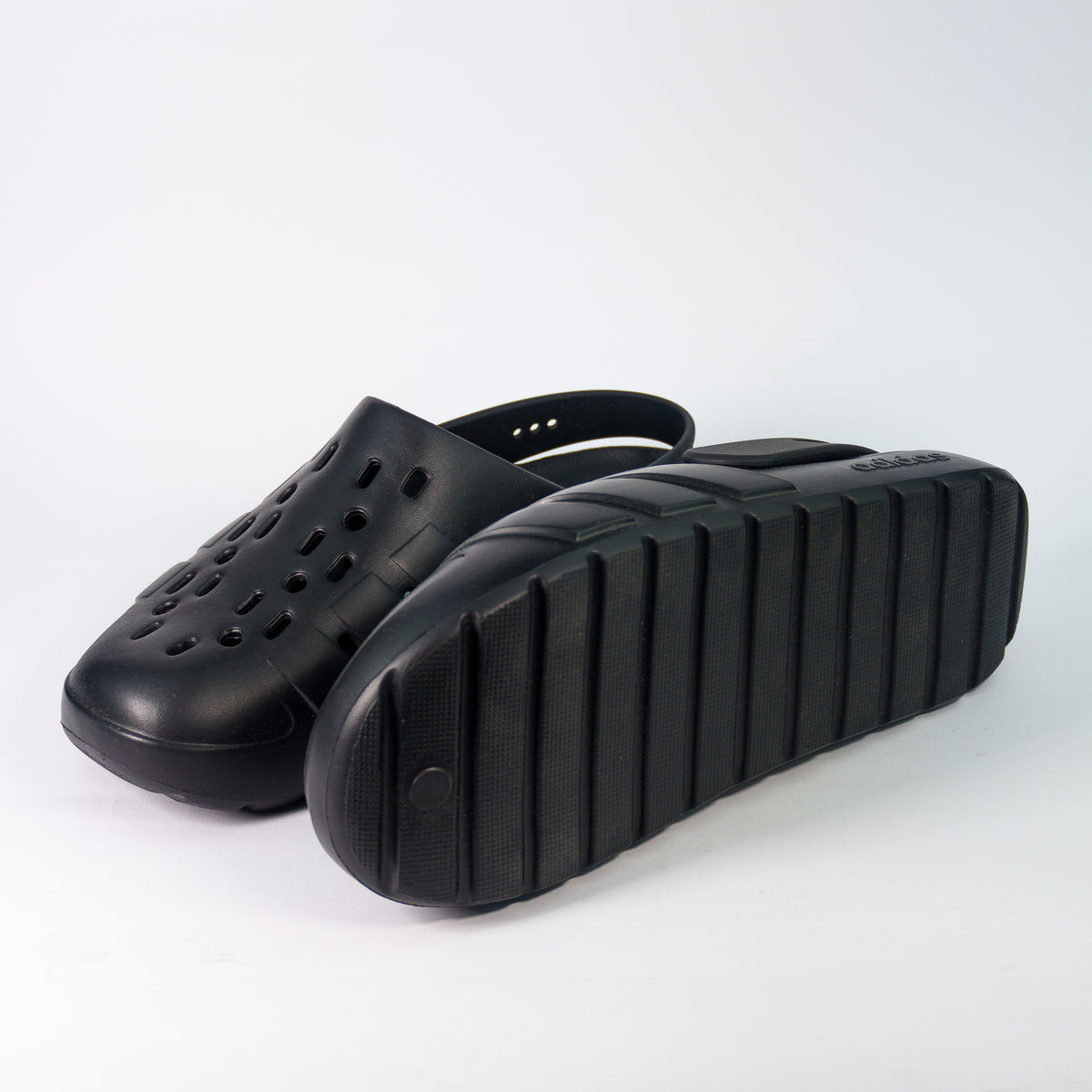 Adidas Adilette Clog 2.0 Full Black збоку і рифлена підошва з поперечним протектором