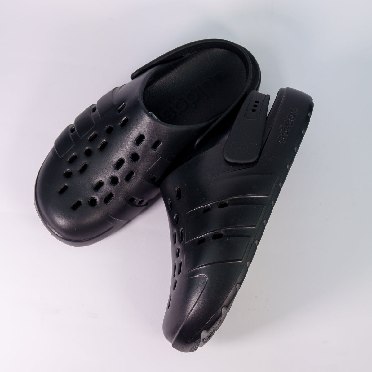 Сабо Adidas Adilette Clog 2.0 чорні згори — логотип Adidas на устілці та ремінці