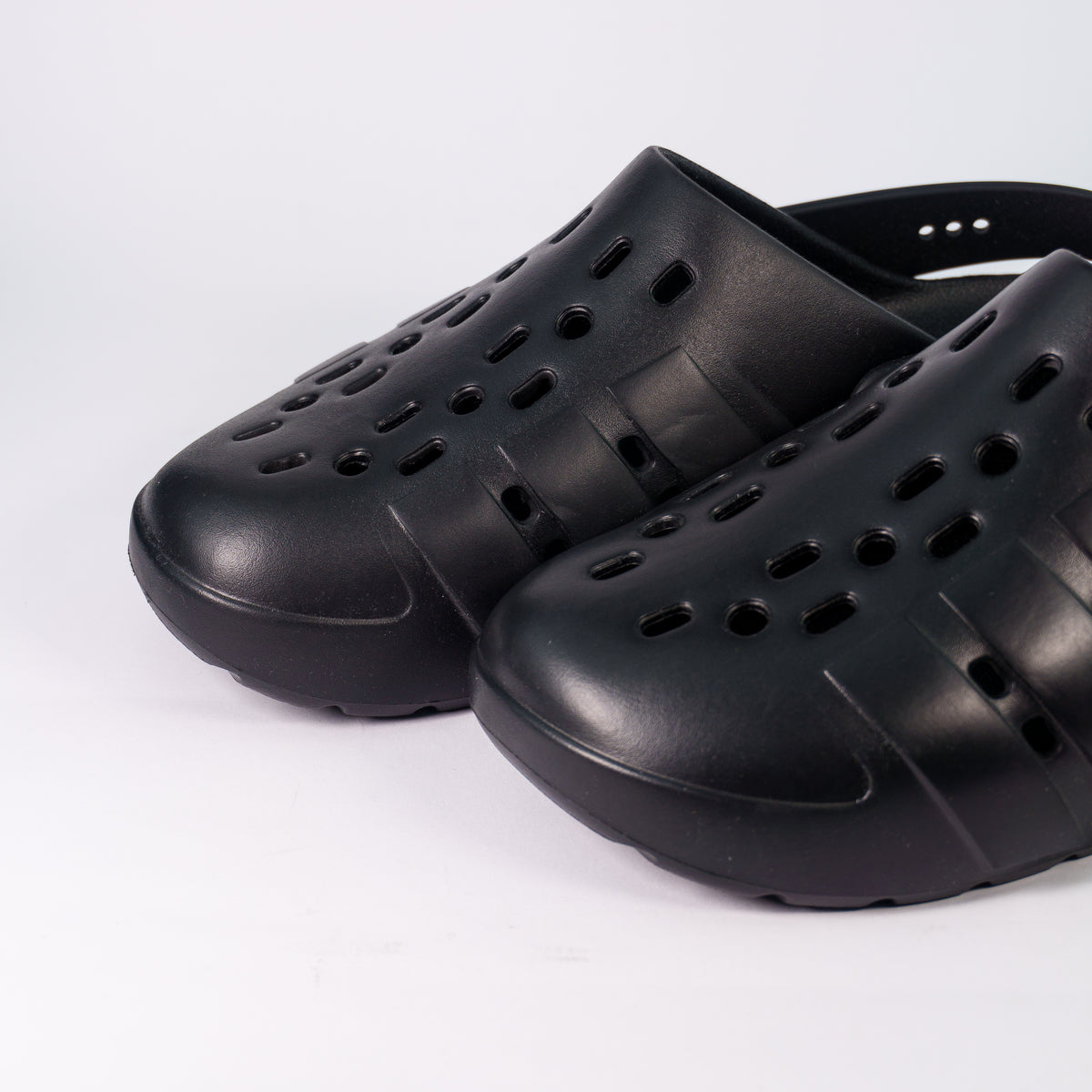Носки Adidas Adilette Clog 2.0 з вентиляційними отворами і рельєфними смужками крупним планом