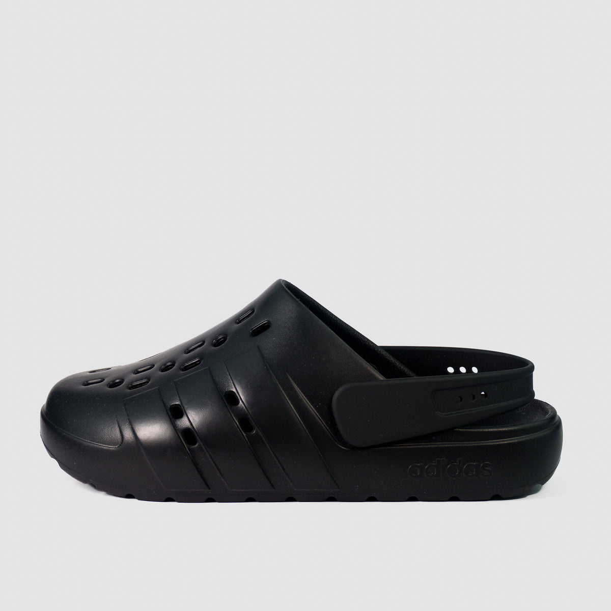 Adidas Adilette Clog 2.0 Full Black — бічний профіль з опущеним п'ятковим ремінцем