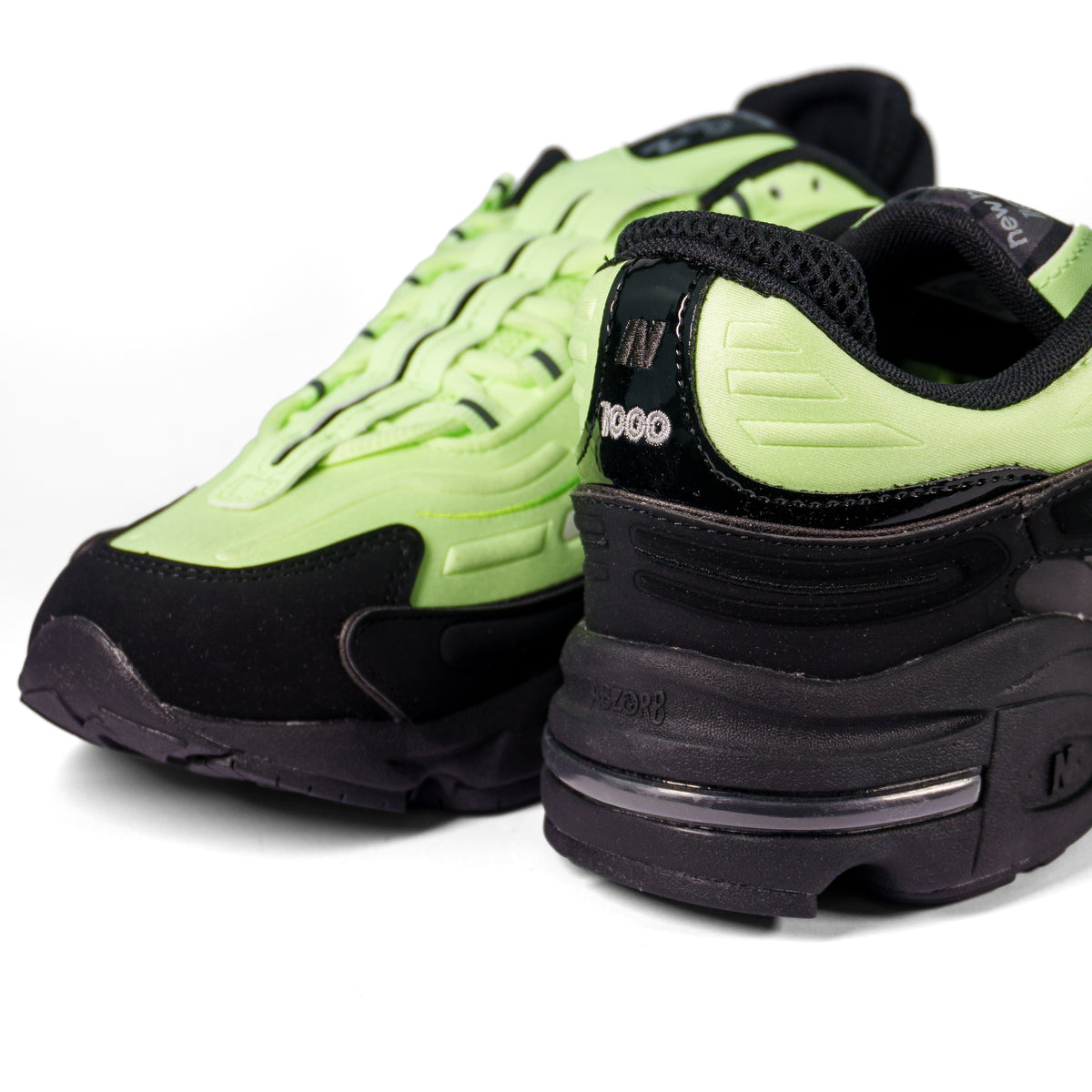 New Balance 1000D Black Mint Flash Neon Green — вид ззаду, чорна п'ятка з логотипом 1000 і капсулою в підошві