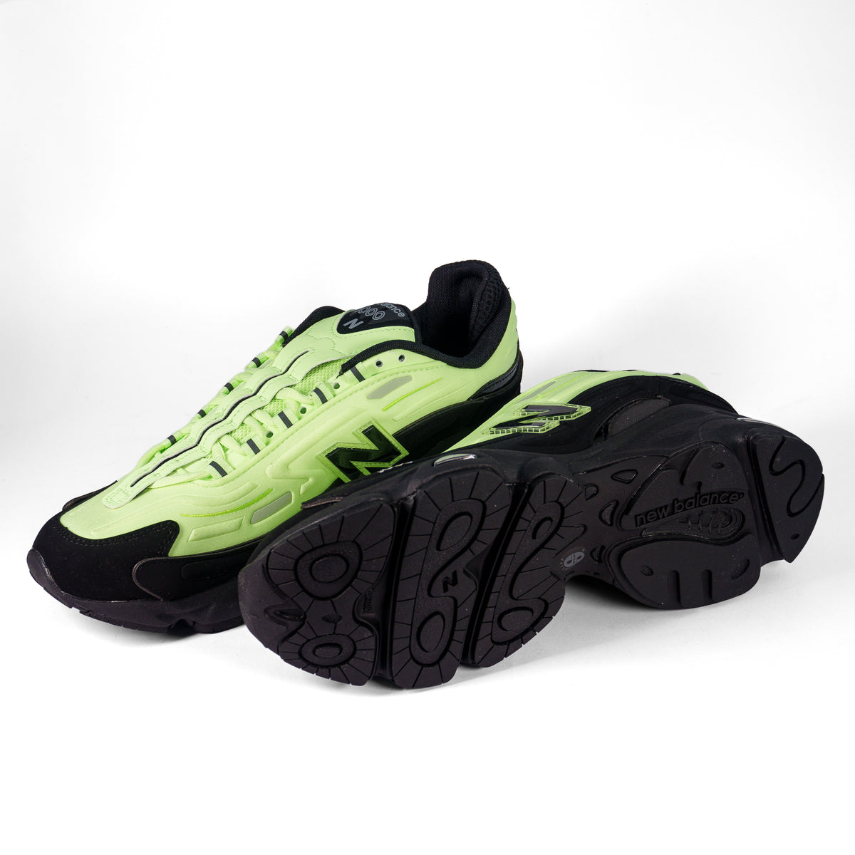 New Balance 1000D неоново-зелені збоку і чорна підошва з протектором New Balance