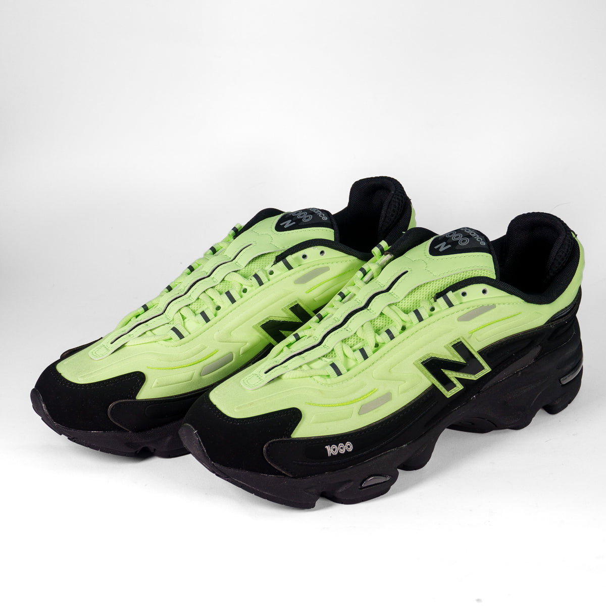 Пара кросівок New Balance 1000D Black Mint Flash Neon Green — ракурс три чверті спереду