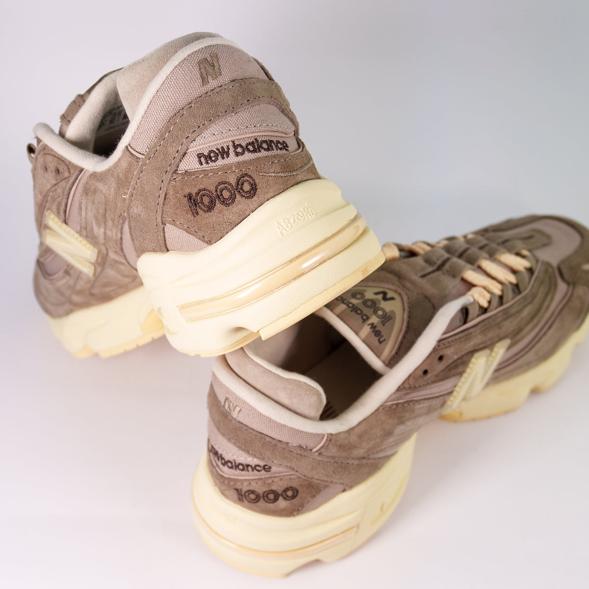 New Balance 1000 Mushroom Driftwood — п'ятки з написом new balance 1000 на кремовій підошві