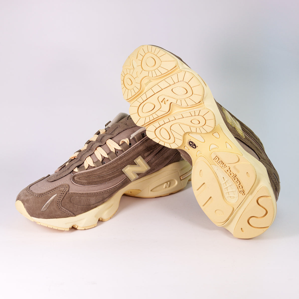 New Balance 1000 Mushroom Driftwood збоку та кремова підошва з логотипом New Balance