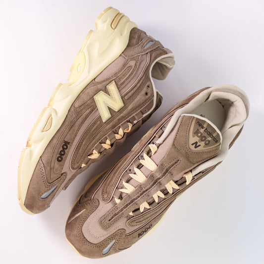 Пара New Balance 1000 M1000LAB згори: коричнева замша, персикові шнурки і лого 1000 на язичку