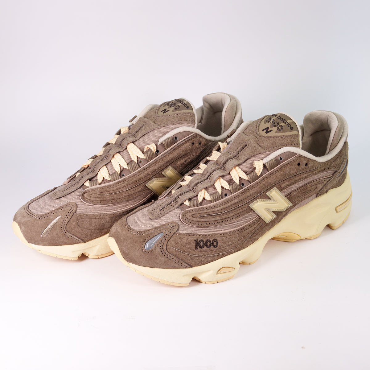 Пара кросівок New Balance 1000 Mushroom Driftwood коричнево-бежеві — ракурс три чверті спереду