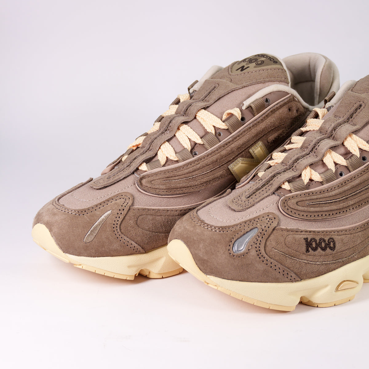 Носки New Balance 1000 Mushroom Driftwood з замші та сітки крупним планом, рефлективні вставки