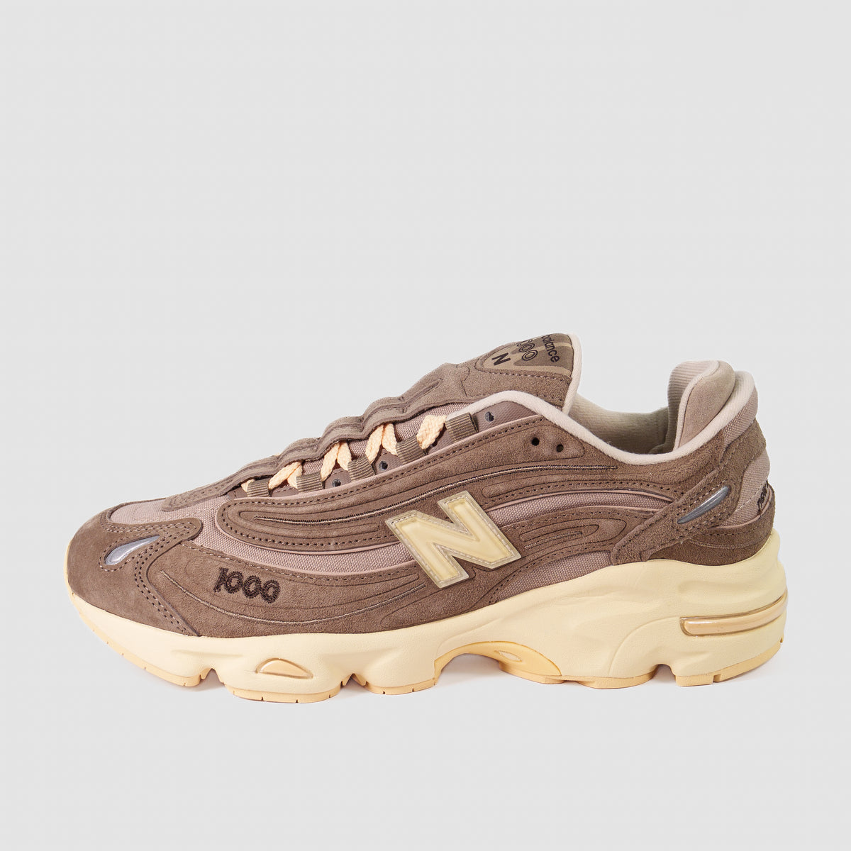 New Balance 1000 Mushroom Driftwood — бічний профіль на масивній кремовій підошві