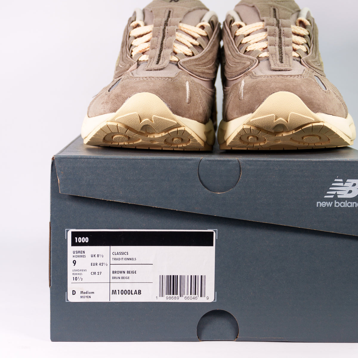 New Balance 1000 Mushroom Driftwood на коробці New Balance з етикеткою M1000LAB Brown Beige