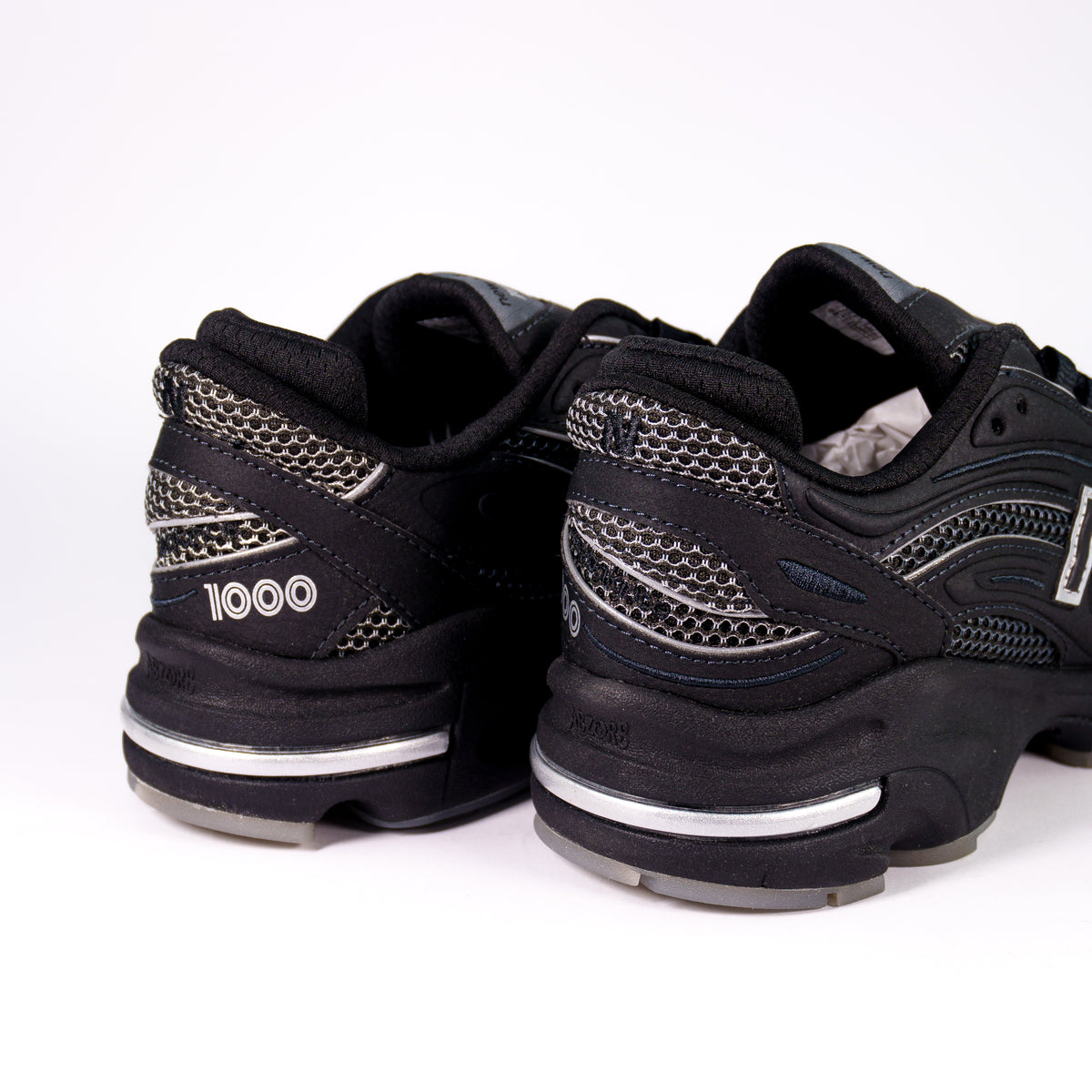 New Balance 1000 Black Lunar Pack — вид ззаду, металізована сітка на п'ятці і срібна вставка в підошві