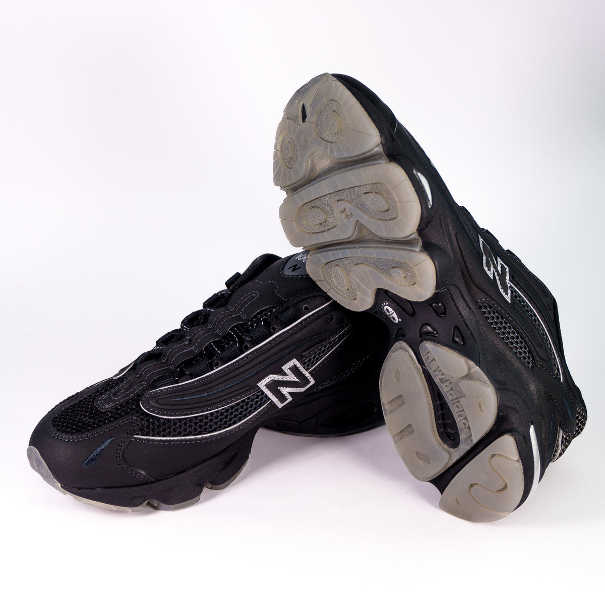 New Balance 1000 Black Lunar Pack збоку і напівпрозора димчаста підошва з протектором