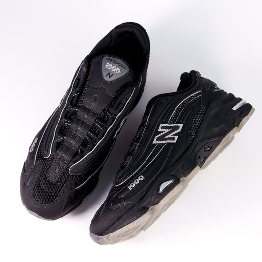 Пара New Balance 1000 Black Lunar Pack згори: чорна сітка, срібний кант і лейбл 1000 на язичку