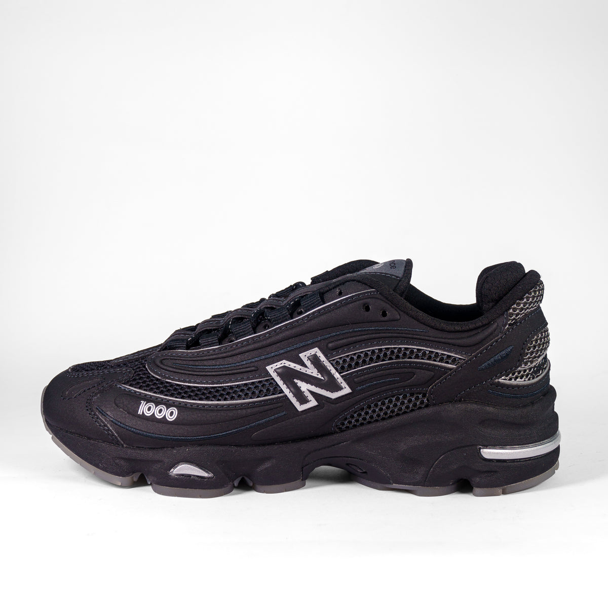 New Balance 1000 Black Lunar Pack — бічний профіль, срібні акценти на чорному верху