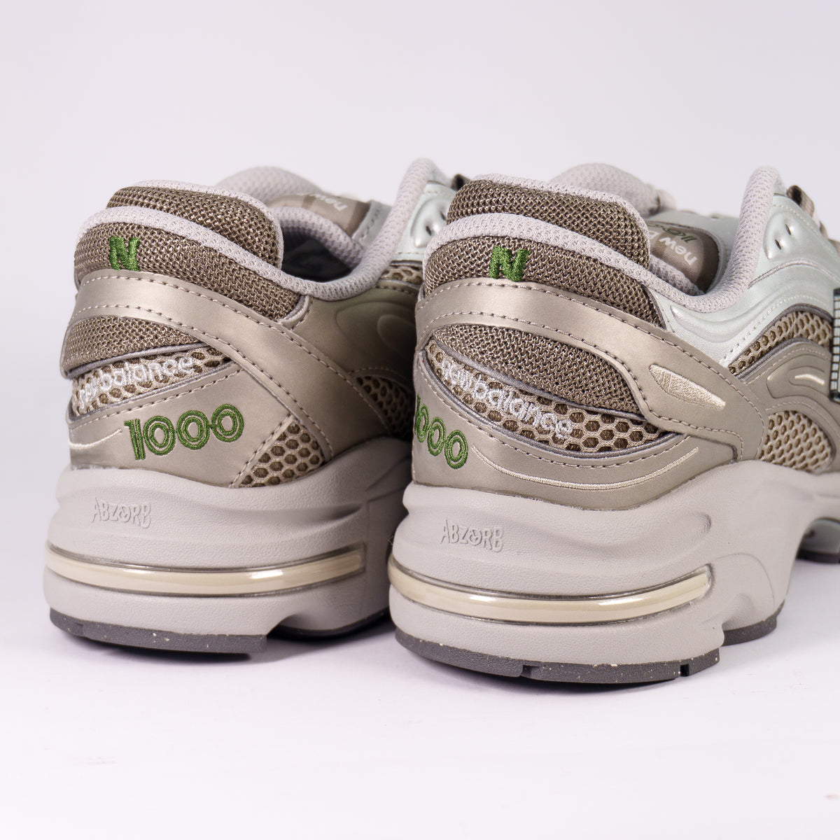 New Balance 1000 Arid Stone Light Silver Metallic — вид ззаду, зелена вишивка 1000 і амортизація ABZORB