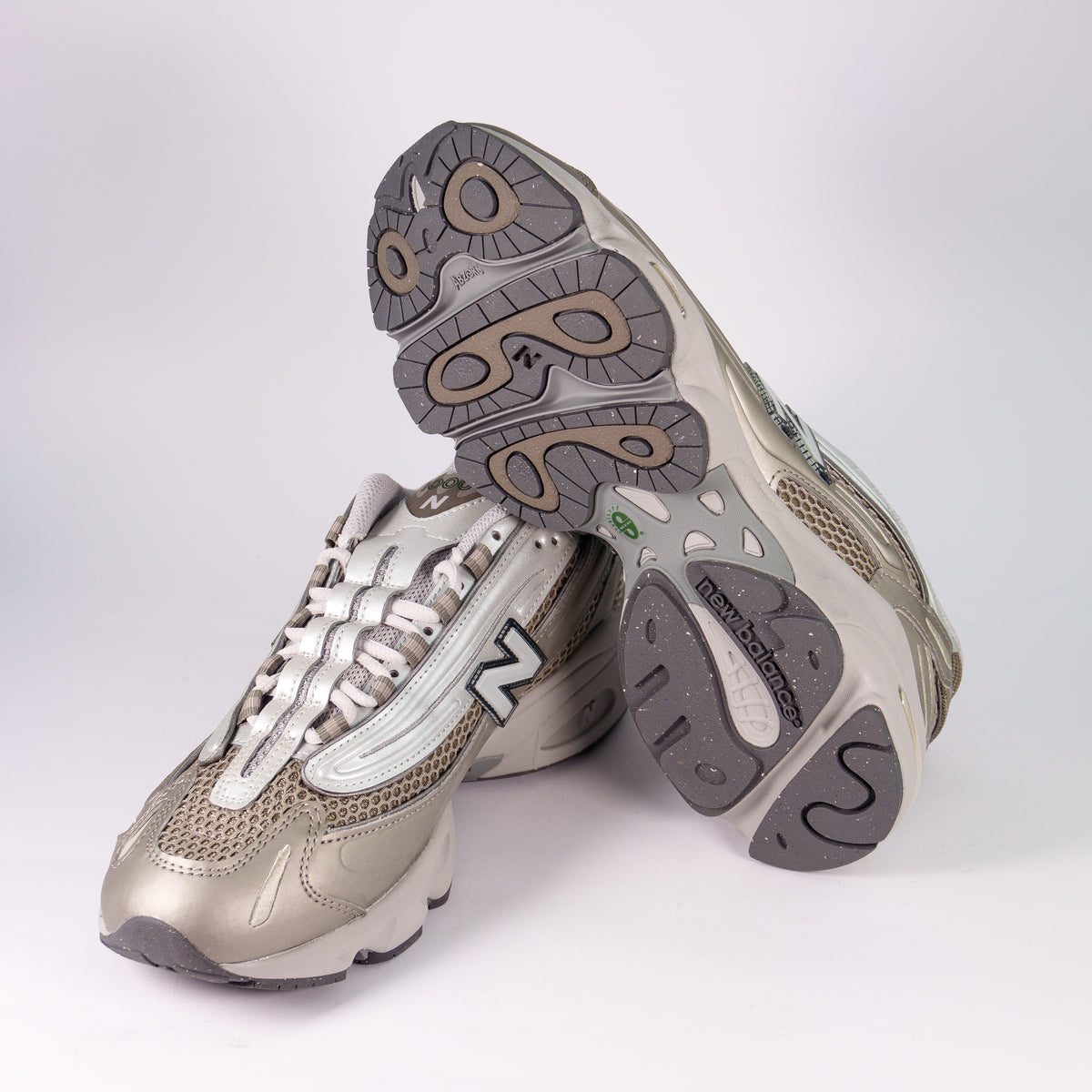 New Balance 1000 Arid Stone збоку і сіро-бежева підошва з протектором New Balance