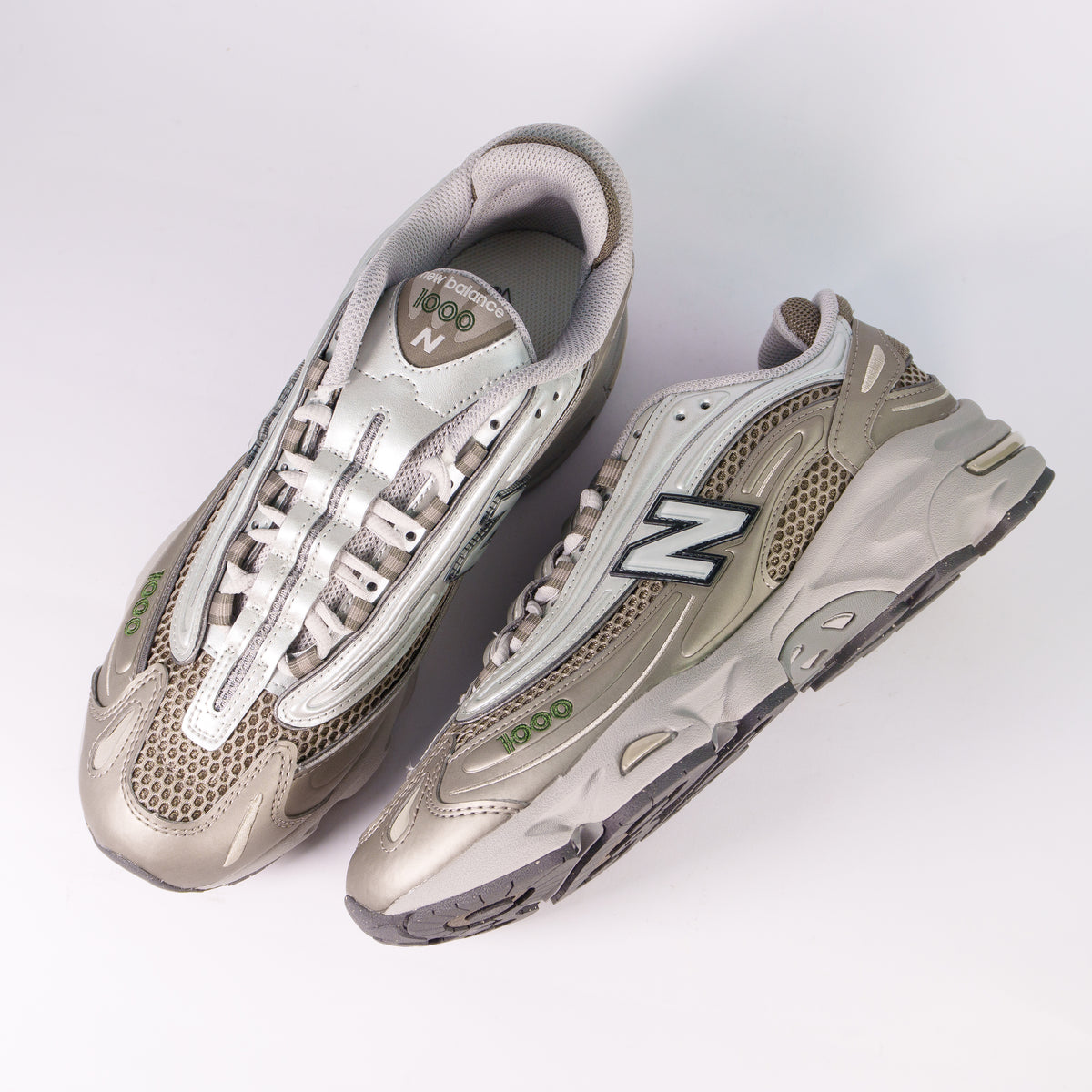 Пара New Balance 1000 M1000N згори: сріблясті металізовані накладки, сітка і лейбл 1000 на язичку