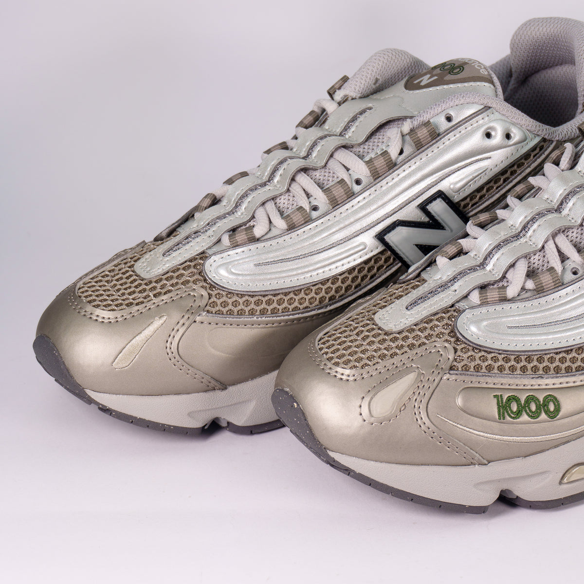 Носки New Balance 1000 Arid Stone з металізованої шкіри кольору шампань і зелений напис 1000