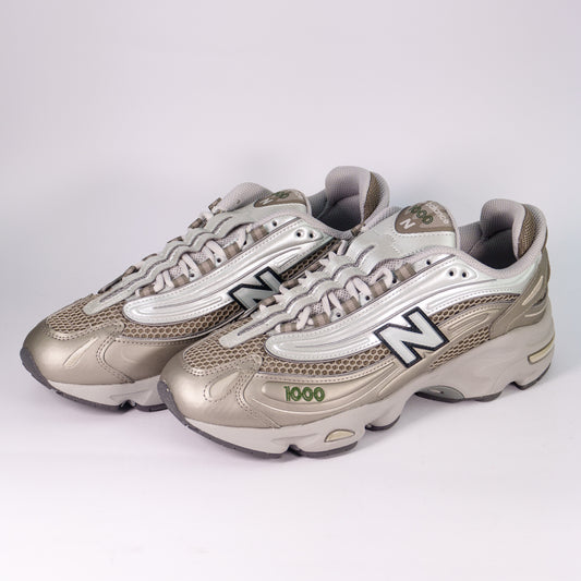 Пара кросівок New Balance 1000 Arid Stone Light Silver Metallic — ракурс три чверті спереду