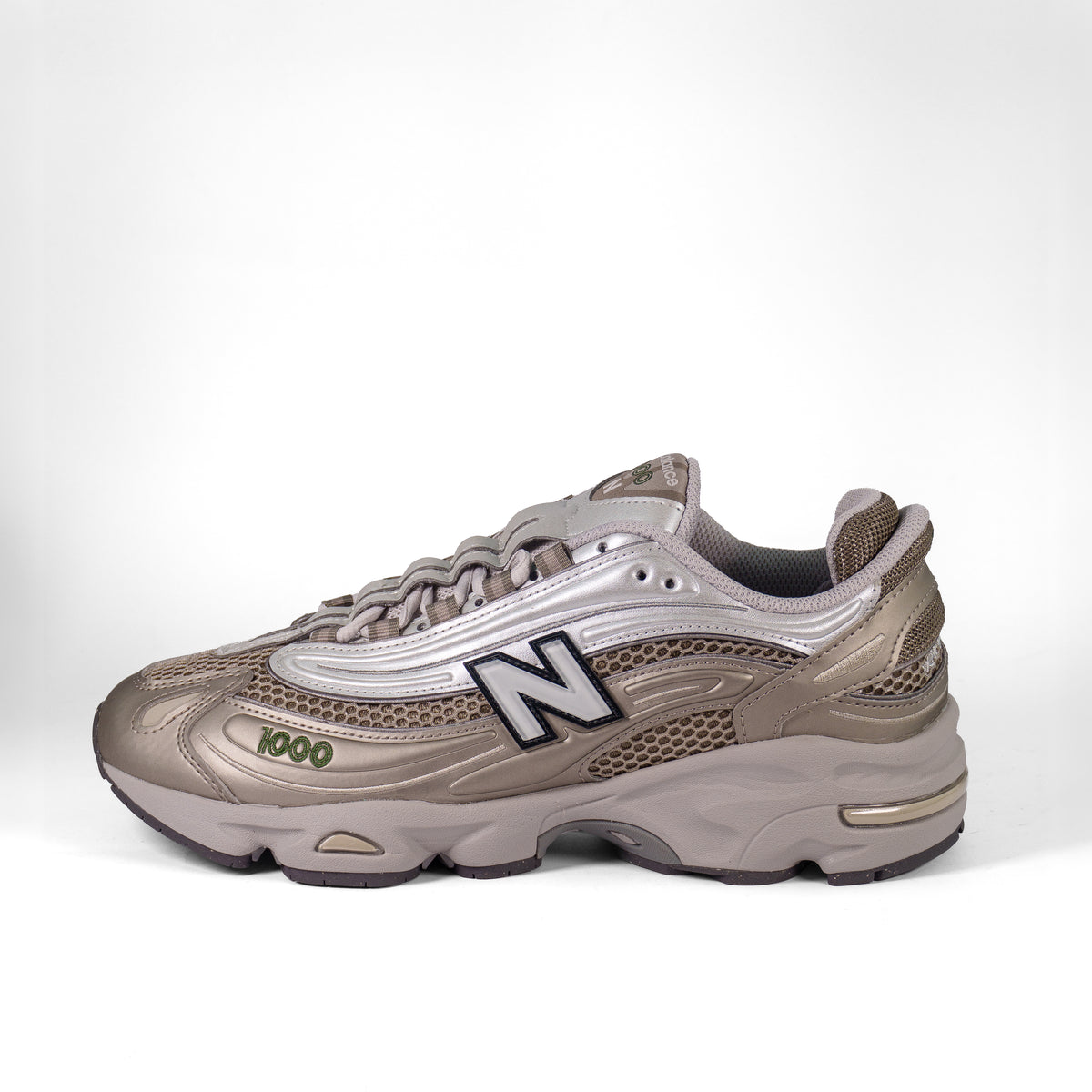 New Balance 1000 Arid Stone Light Silver Metallic — бічний профіль у стилі Y2K