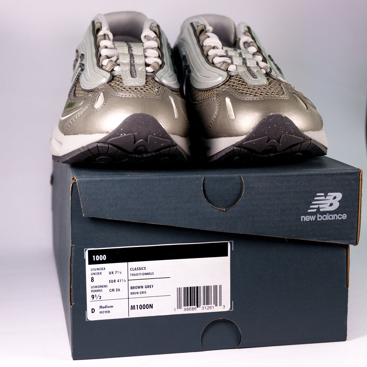 New Balance 1000 Arid Stone на коробці New Balance з етикеткою M1000N Brown Grey