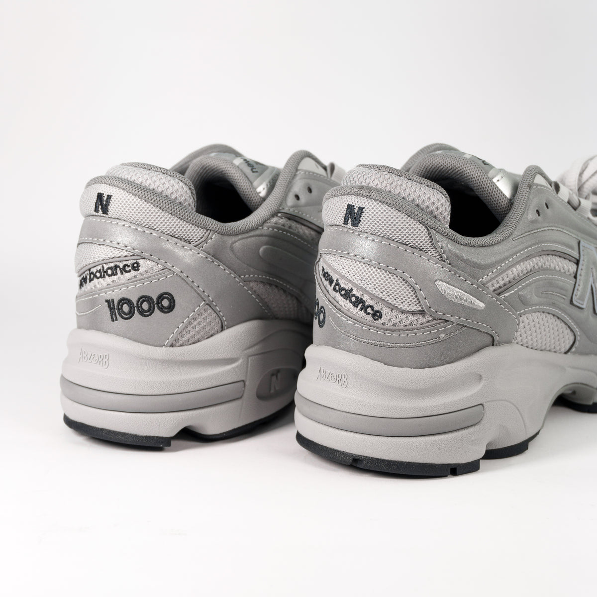 New Balance 1000 Reflective Pack Raincloud Grey — вид ззаду, напис new balance 1000 на п'ятці