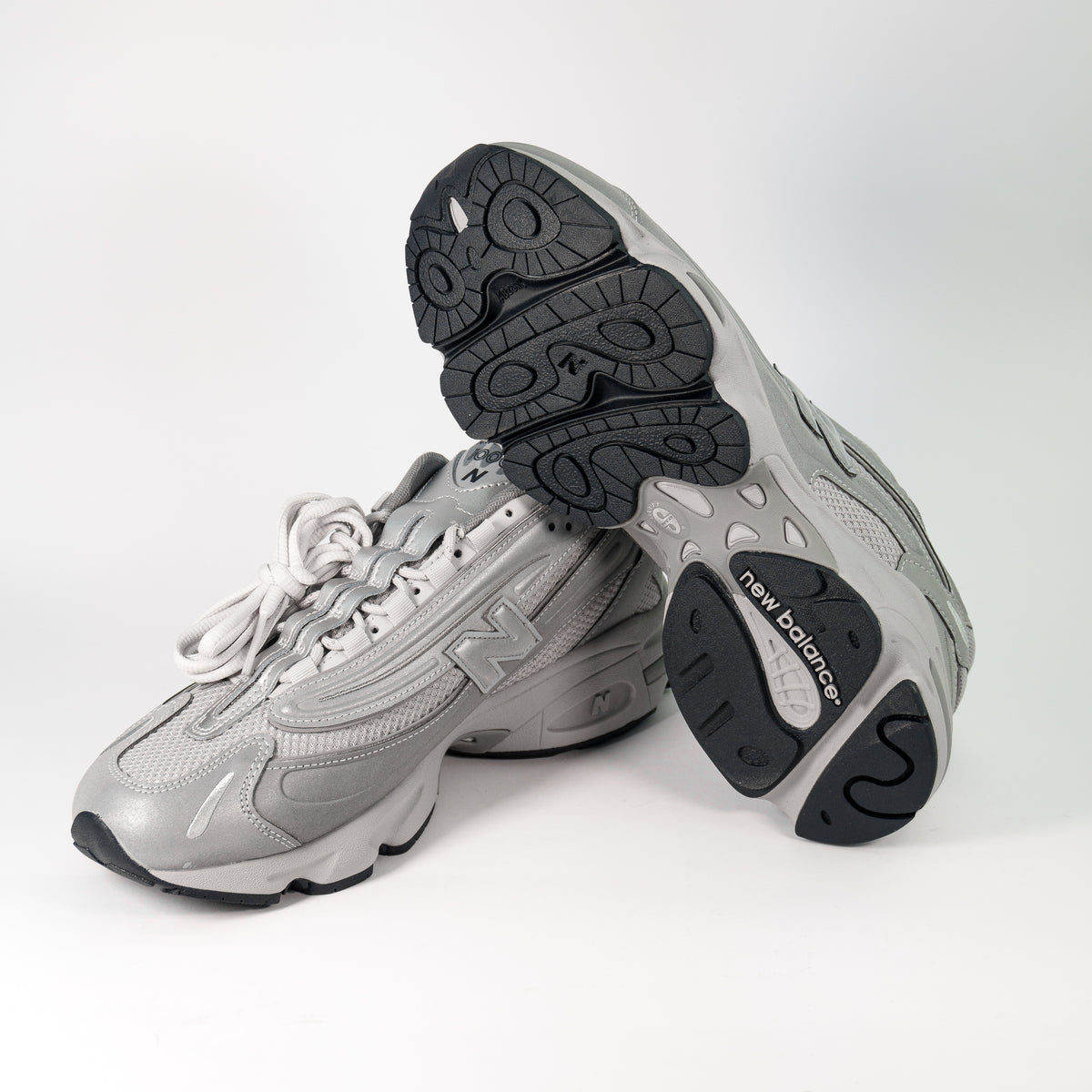 New Balance 1000 Raincloud Grey збоку і сіро-чорна підошва з логотипом New Balance