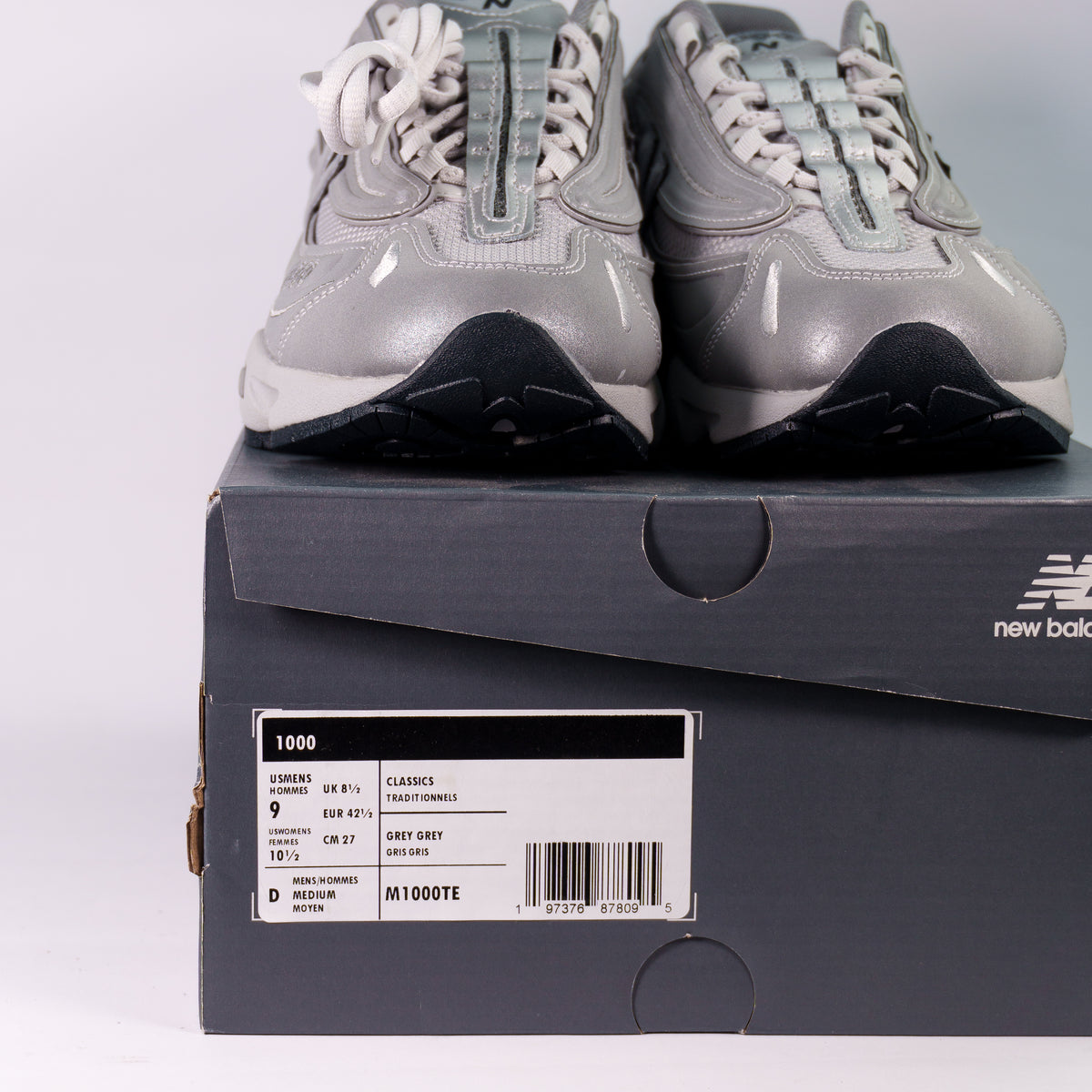New Balance 1000 Raincloud Grey на коробці New Balance з етикеткою M1000TE Grey Grey