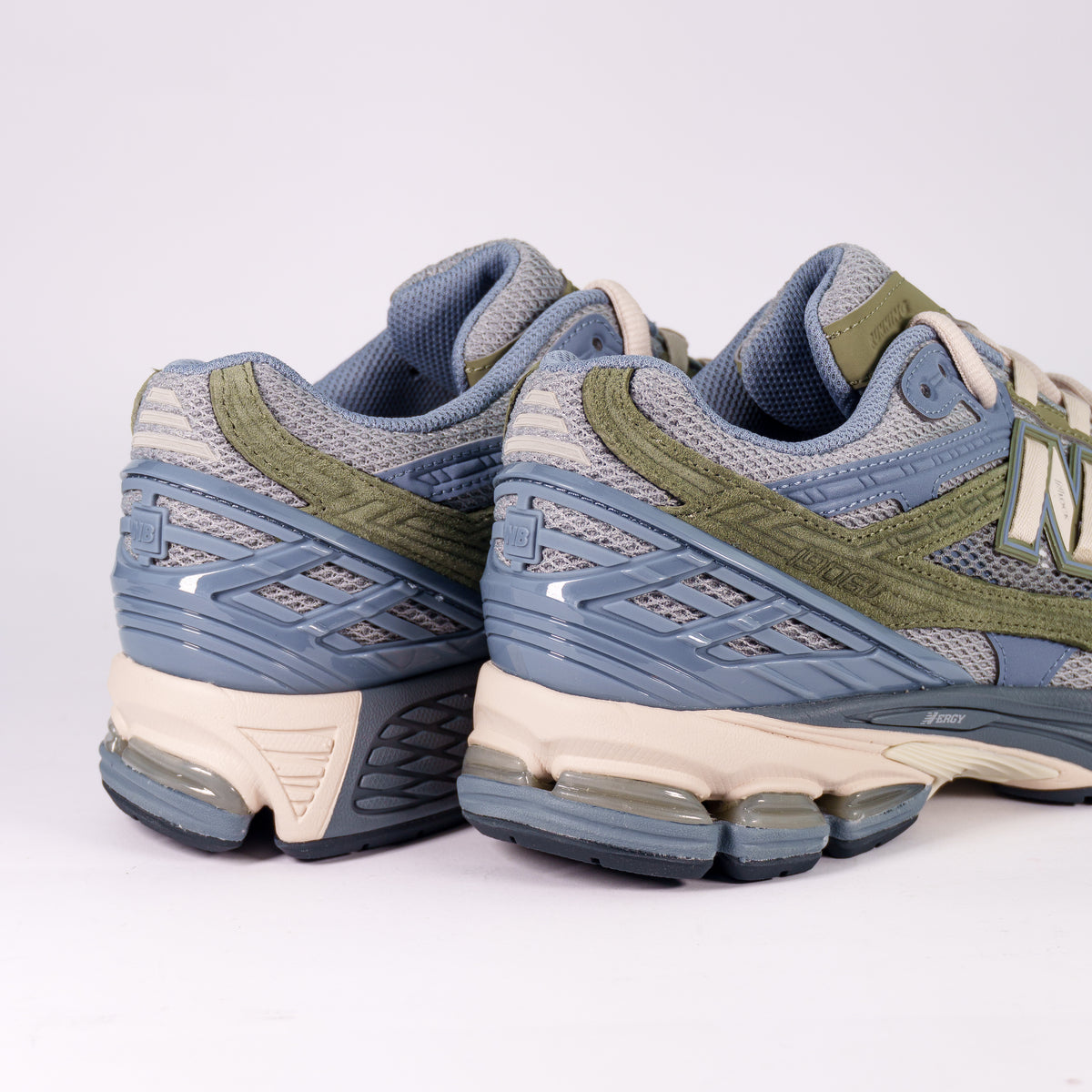 New Balance 1906U Slate Grey Dark Olivine — вид ззаду: сині TPU-накладки і бежева підошва N-ergy
