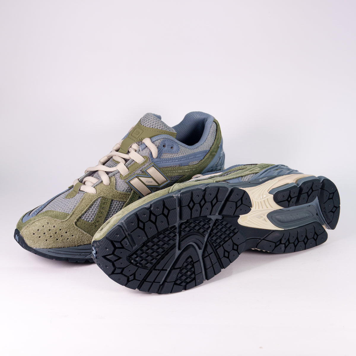 Підошва New Balance 1906U з рельєфним протектором і кросівок у кольорі оливка-сірий збоку