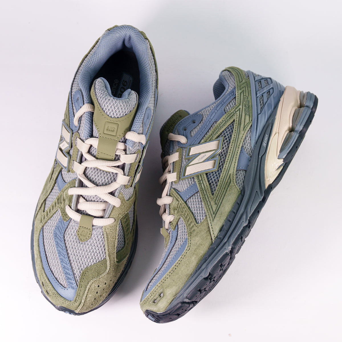 Пара New Balance 1906U Dark Olivine згори: оливкова замша, сіра сітка і бежеві шнурки