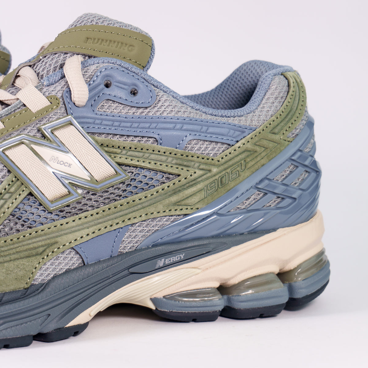 Боковина New Balance 1906U крупним планом: логотип N з написом N-lock і капсули амортизації
