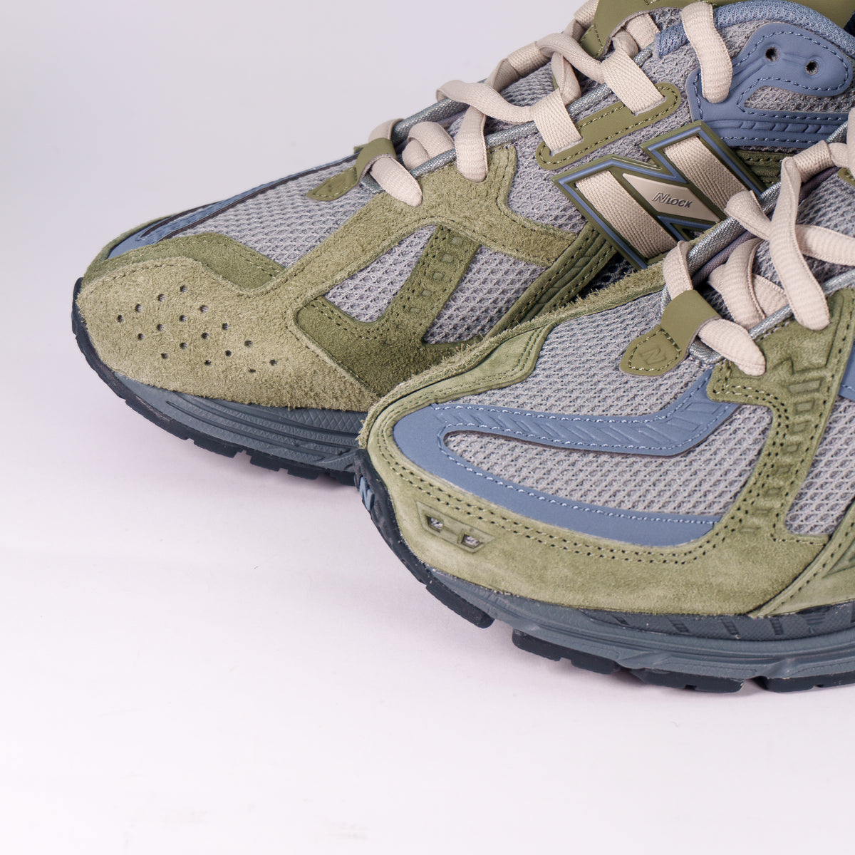 Носки New Balance 1906U Slate Grey Dark Olivine зблизька — перфорована оливкова замша