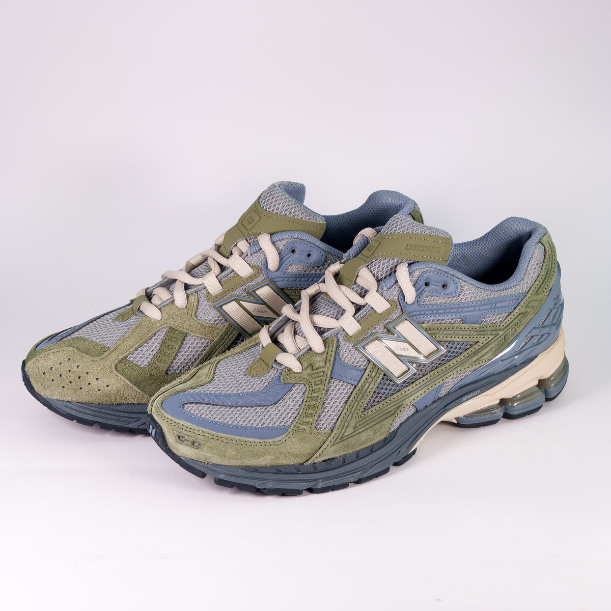 Кросівки New Balance 1906U Slate Grey Dark Olivine в парі — вид три чверті спереду
