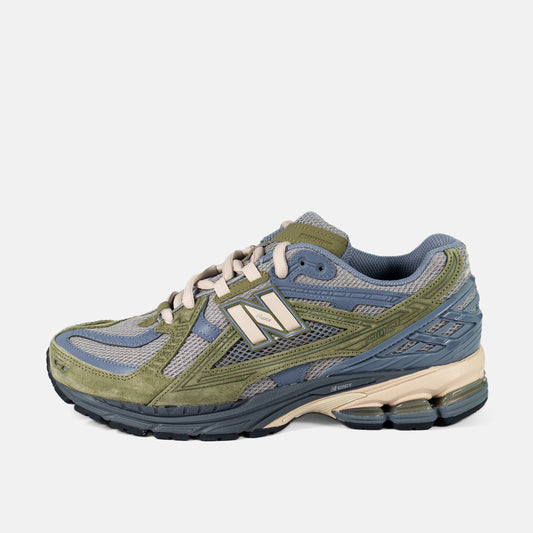 New Balance 1906U Slate Grey Dark Olivine — бічний профіль з бежевою проміжною підошвою