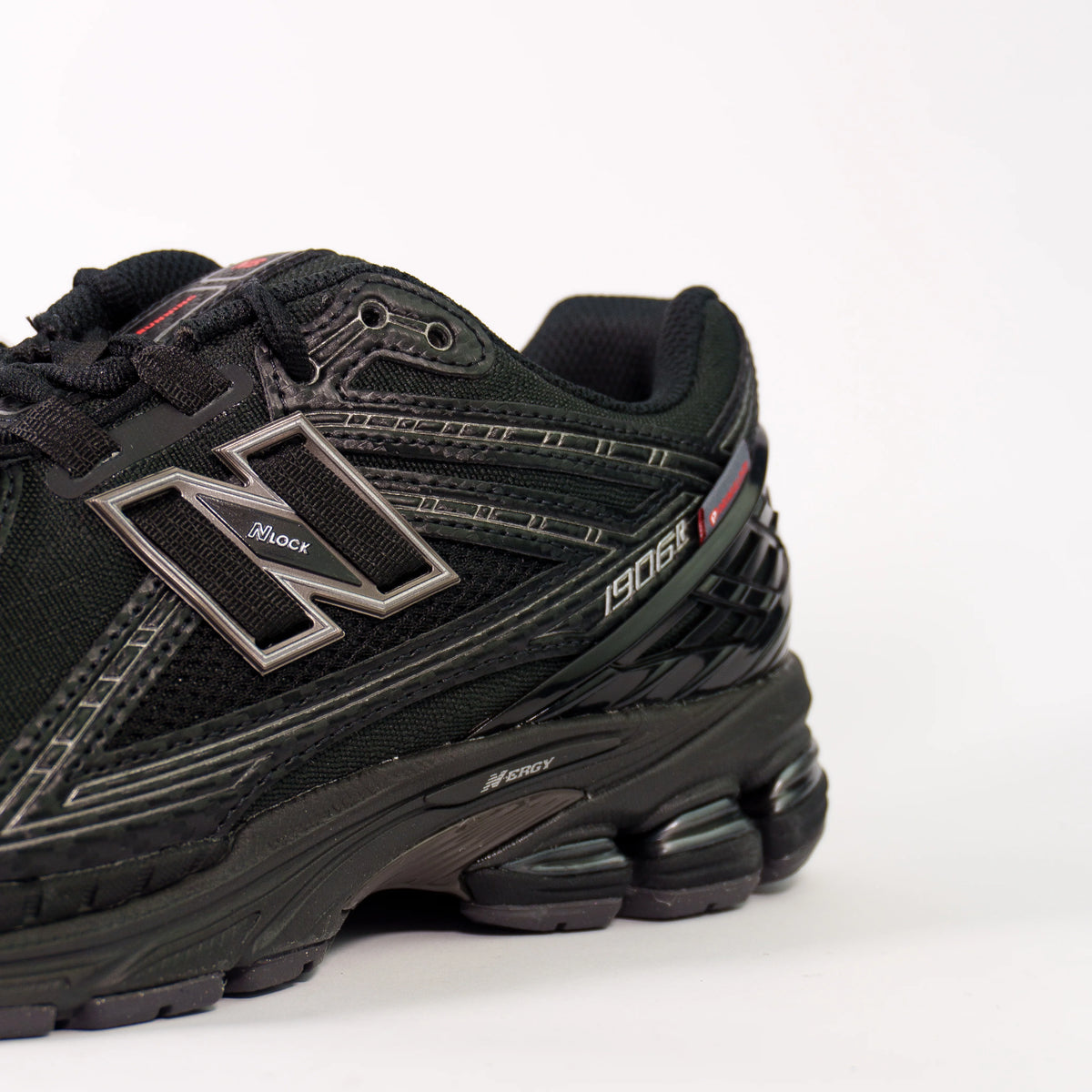 New Balance 1906R Full Black Primaloft