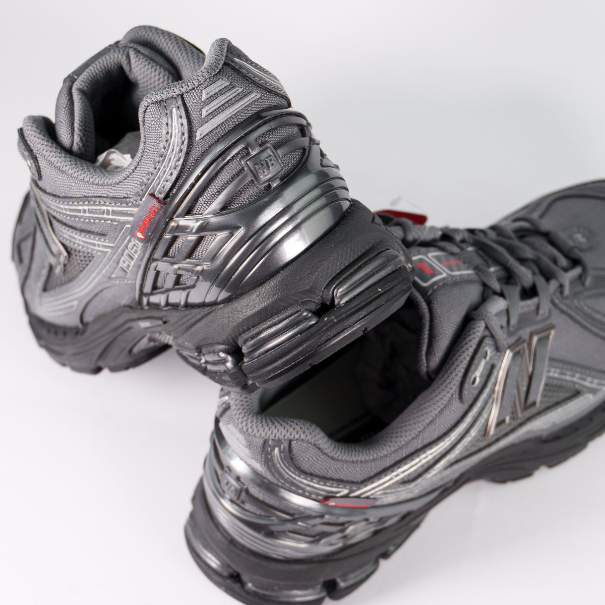 New Balance 1906R Grey Castlerock Primaloft — вид ззаду на п'яту з металізованими накладками