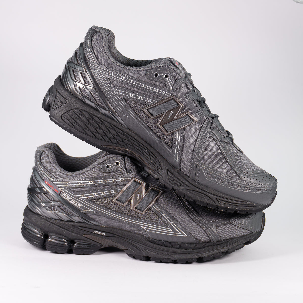 Два кросівки New Balance 1906R Castlerock один на одному — сірий ріпстоп і графітова підошва