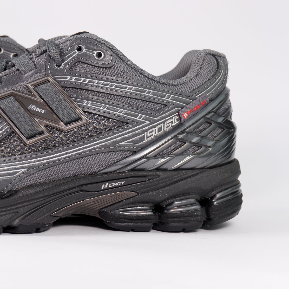Боковина New Balance 1906R крупним планом: логотип N-lock, напис 1906R і лейбл Primaloft